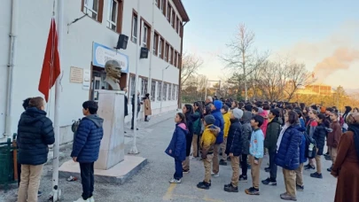 Öğrencilerden Şehitler İçin Saygı Duruşu