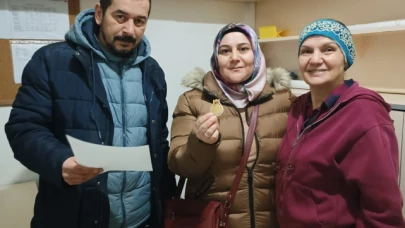 Otobüs durağında bulduğu altın kolyeyi sahibine teslim etti