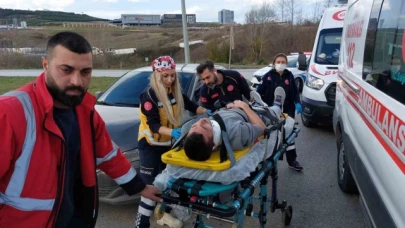 Otomobil kamyona arkadan çarptı: 2 yaralı