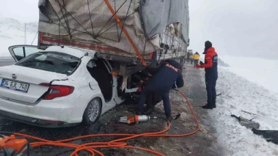 Otomobil tıra arkadan çarptı: 2 ölü, 1 yaralı
