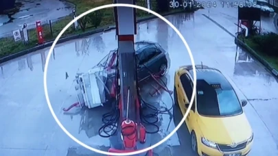 Otomobilin akaryakıt istasyonundaki pompaya çarptığı kaza kamerada