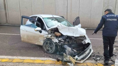 Otomobiller kafa kafaya çarpıştı: 1'i ağır 3 yaralı