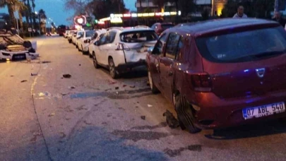 Park halindeki araçlara çarptıktan sonra takla atan otomobilden çıkan sürücü kaçtı