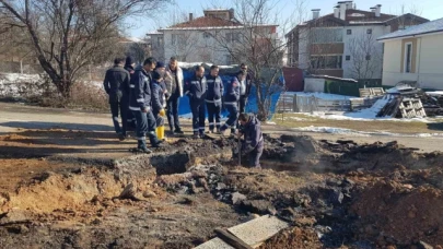 Patlayan doğal gaz borusu alev aldı