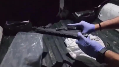 Polis silahı kapı döşemesinden çıkarttı
