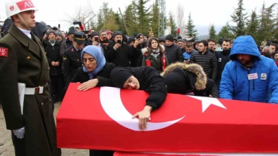 Şehidin annesi: "Peygamber efendimize komşu oldun oğlum"
