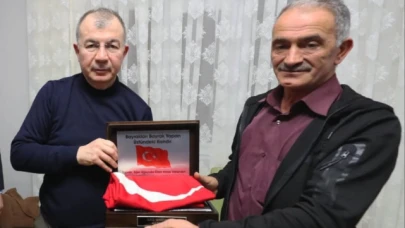 Şehit Ailesine Türk Bayrağı ve Kur’an-ı Kerim Hediye Edildi