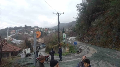 Şiddetli yağış sonrası toprak kayması: Kullanılmayan iki yayla evi zarar gördü