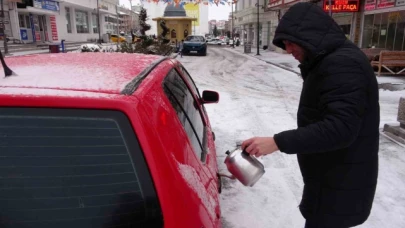 Soğuk hava nedeniyle araçların kapı kilitleri dondu