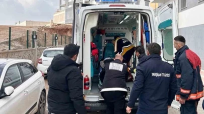 Tamir etmek istediği asansörün altında kalan işçi ağır yaralandı