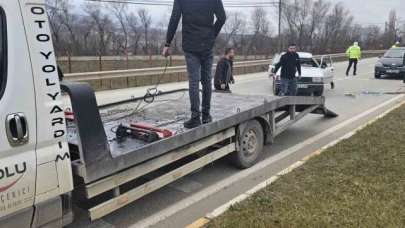 Takla atan otomobil vatandaşlar elleriyle çevirdi