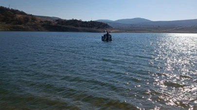 Traktörüyle girdiği baraj gölünde mahsur kaldı