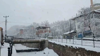 Uzundere beyaza büründü