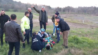 Virajı alamayan motosikletli şarampole yuvarlandı