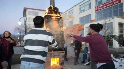 Yarım ton çamur kullanıp, tarihi saat külesinin heykelini yaptılar