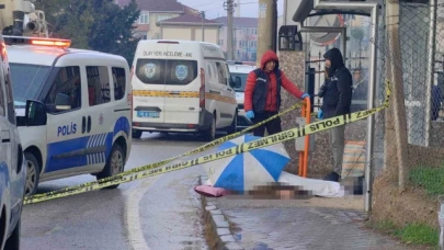 Yere düşen adam hayatını kaybetti, cenazeyi şemsiye ile korudular