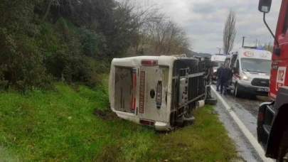 Yolcu minibüsü devrildi: 2 yaralı