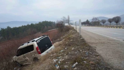 Yolu şaşıran sürücü, tarlaya uçtu: 3 yaralı