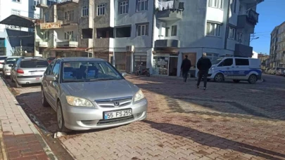 Yolun karşısına geçmekte olan yayanın ayağının üstünden otomobil geçti