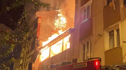 2 katlı binanın çatı katı alev alev yandı