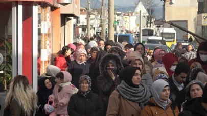 20 liraya paspas, 50 liraya tencere almak için saatlerce sıra beklediler