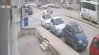 Amasya'da motosikletin hafif ticari araçla çarpıştığı kaza kamerada: 1 yaralı