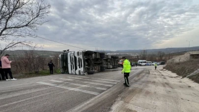 Amasya'da tır yan yatarak devrildi