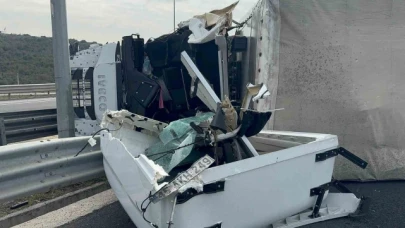 Bariyerlere çarpan tır karşı şeritte devrildi, sürücü ağır yaralandı