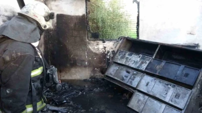 Cep telefonunu almak için içeri girdi, tiner kutusu patlayınca kendini dışarı attı
