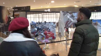 Deprem fotoğraflarını gerçek objelerle süsleyerek sergilediler