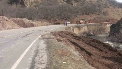 Devrilen tankerden çaya akan bitüm temizlendi