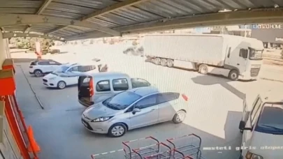 Direksiyonu kilitlenen otomobilin beton bloğa çarpma anı kamerada