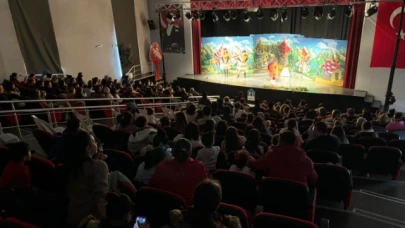 Festival perdelerini çocuklarla kapattı