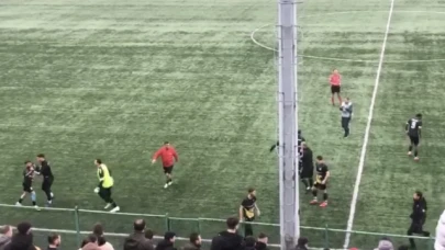 Futbolcular maçı bırakıp kavgaya tutuştu