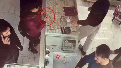 Gittiği kuyumcuda cebindeki sahte bilezikle orijinali değiştirdi