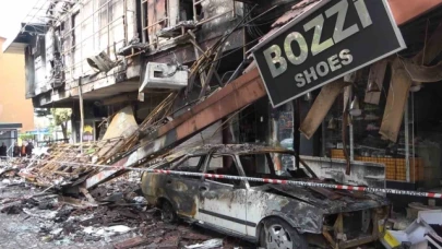 İş merkezindeki yangın 5 dükkan ve 1 araç kullanılamaz hale getirdi