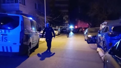 İstedikleri parayı alamayınca iki kişiyi bıçakladılar