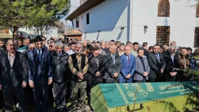 İstinat duvarına çarpan cipte hayatını kaybeden sürücü son yolculuğuna uğurlandı