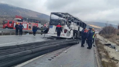 Kamyona çarpan otobüs alev aldı: 2 ölü, 6 yaralı