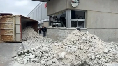 Kamyonuna çarpan aracı takip ederken kaza yaptı