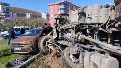 Kavşakta kamyon ile otomobil çarpıştı: 2 yaralı