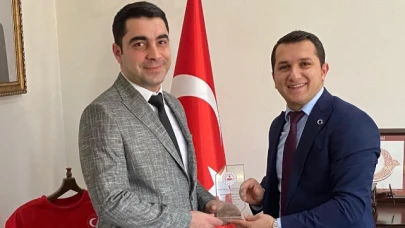 Kaymakam Kartal, Dikici’ye plaket takdim etti