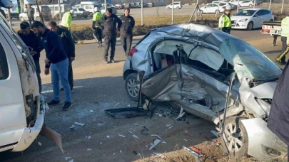 Kontrolden çıkan otomobil kamyonla çarpıştı: 2'si ağır 3 yaralı