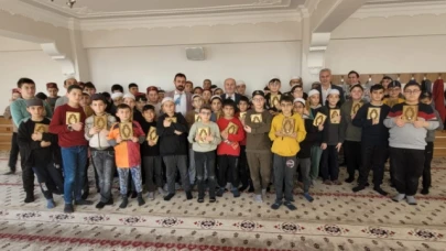 Kur’an Kursu Öğrencilerine Kur’an-ı Kerim Hediye Edildi