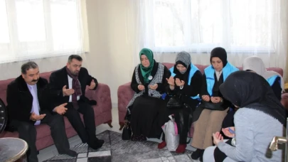 Müftü Durmuş Depremzede Aileleri Ziyaret Etti