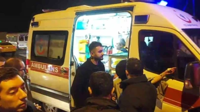 Park halindeki minibüse çarpan otomobil takla attı: 2 yaralı