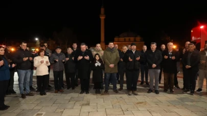 Saat 04.17'de depremde hayatını kaybedenler anıldı