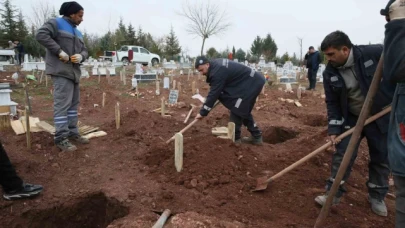 Şehir çöplüğünde ölü bulunan bebek defnedildi