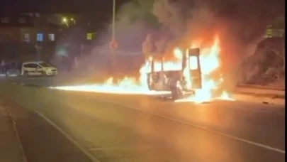 Servis minibüsü alev topuna döndü, o anlar kamerada