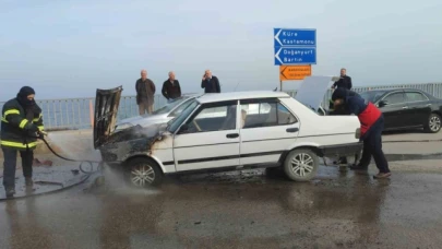 Seyir halinde alevlere teslim olan Tofaş kullanılmaz hale geldi